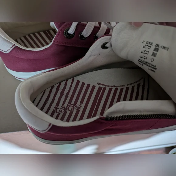 Taos Burgundy Sneakers with White Accents - Picture 4 of 6